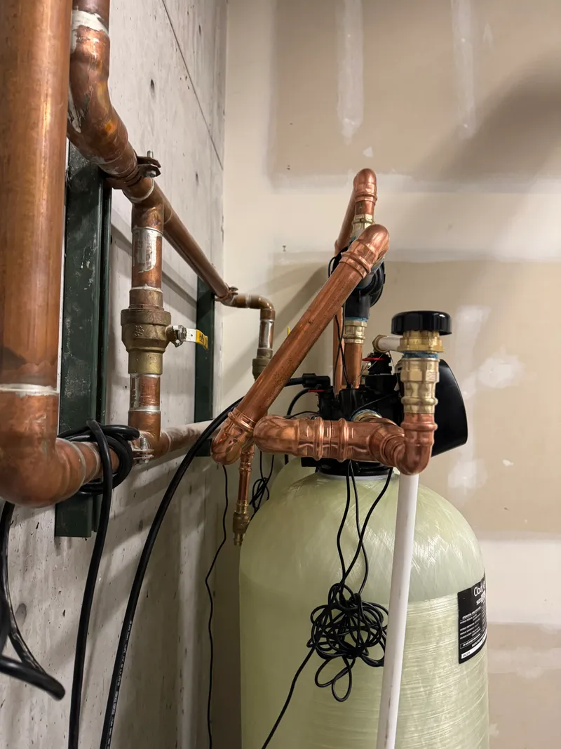 Copper pipe installation for water softener system