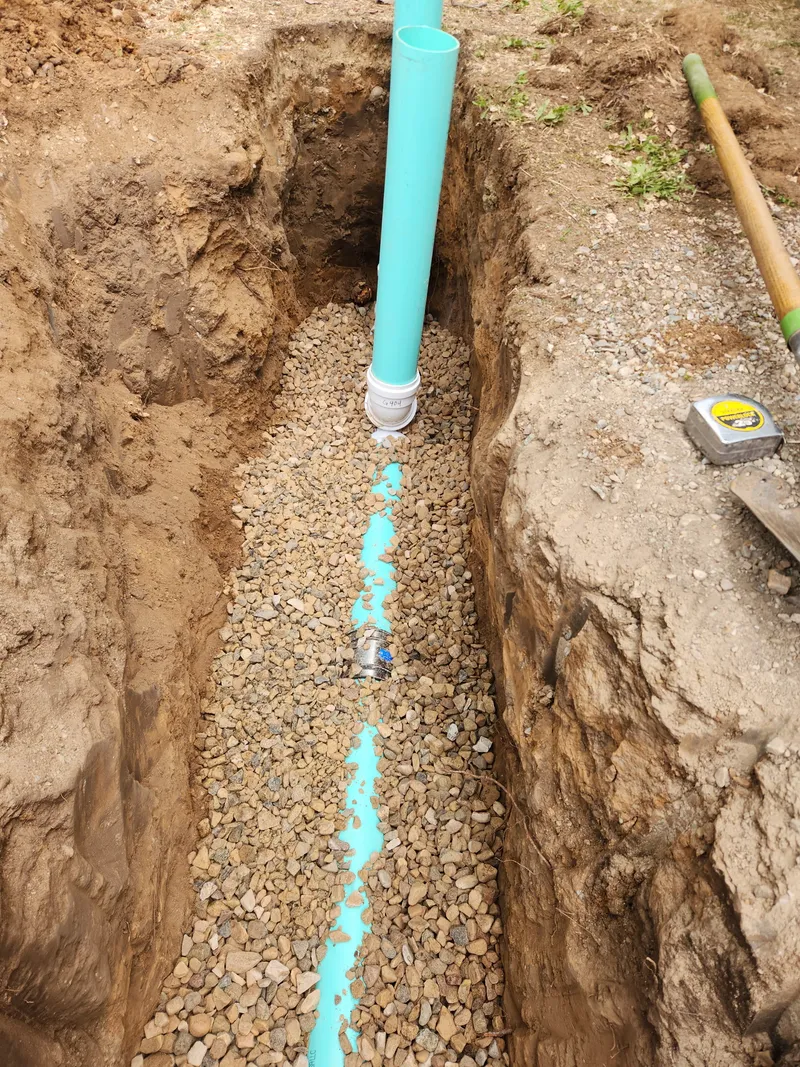 Sewer cleanout riser with gravel bedding